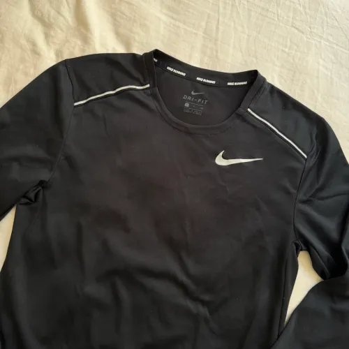 camiseta nike running manga longa masculina preta