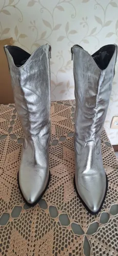 Bota de couro prateado