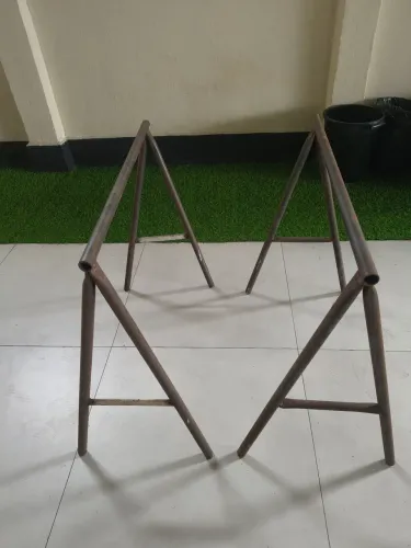 Dois cavaletes de ferro, 80 cm de altura. Bom para fazer bancada ou mesa de apoio.