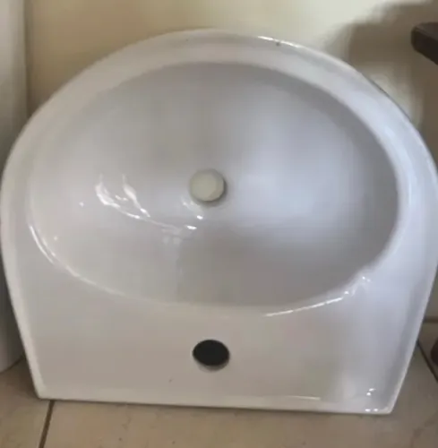 Pia de banheiro de louça toda boa