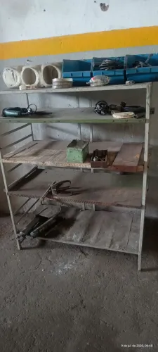 Estante de ferro e madeira