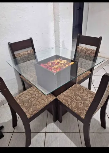 Mesa com quatro cadeiras com design de pétala no meio 90&90