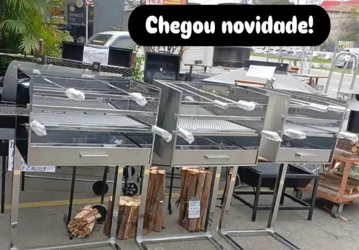 Churrasqueiras, grelhas, espetos, panelas e utensílios diversos