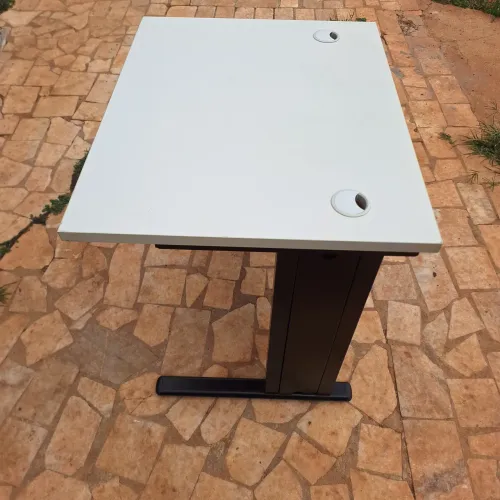 Vendo mesa ideal para estudo e entre outras funcionalidades de 1° qualidade medida 80x65cm