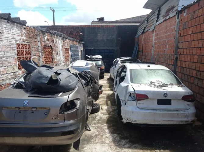 Autopeças Sucata completa com 4 veículos comprados pelo leilão Bradesco
