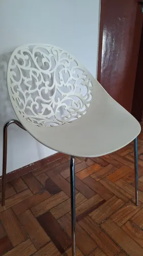 Cadeira branca colonial moderna