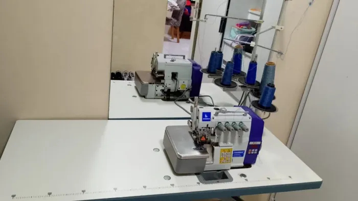 Máquina de costura ponto cadeia