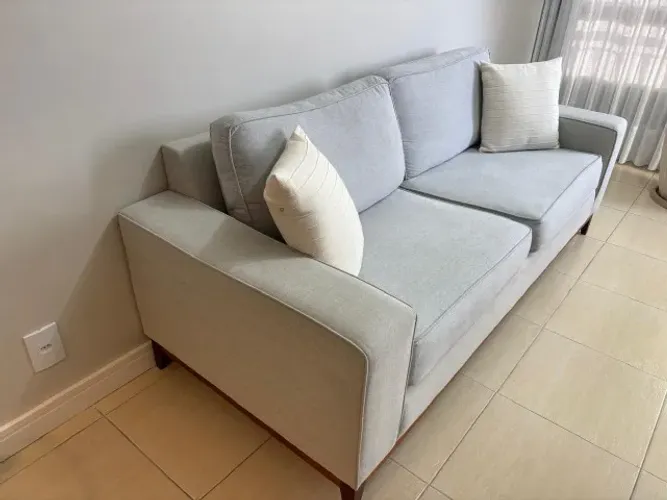 Sofa 3 lugares tecido linho cinza claro