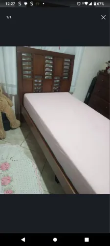 Cama de solteiro sem colchão, madeira.