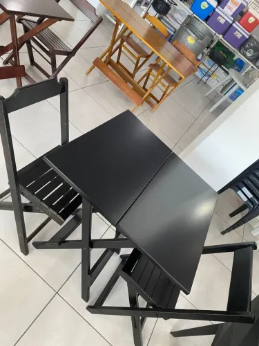 JOGO DE MESA DE MADEIRA DOBRAVEIS COM 4 CADEIRAS
