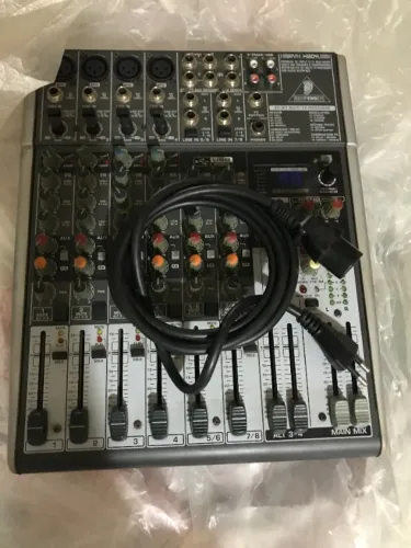 Mesa De Som Behringer Xenyx X1204 Usb 8 Canais