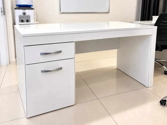 Mesa escritório com gaveta