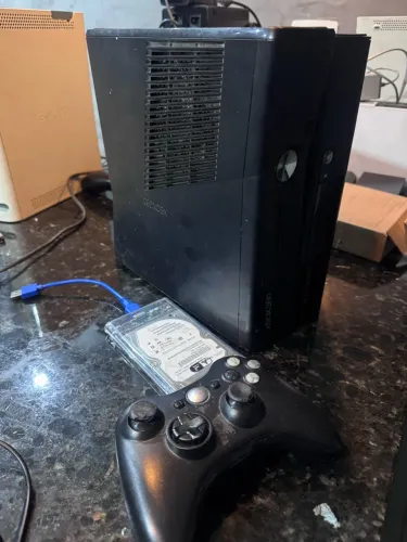 Xbox 360 com 99 jogos e emuladores.