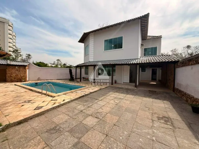 Casa de Alto Padrão com 333 m², 6 Quartos, Piscina e Sauna em Condomínio Exclusivo