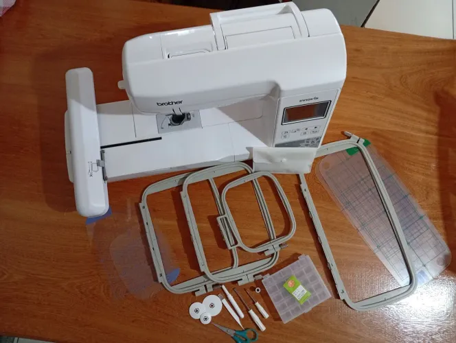 Bordadeira Brother PE810L - Menos de 200 horas de uso