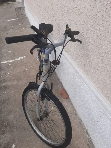 VENDO UMA BICICLETA EM ÓTIMO ESTADO .