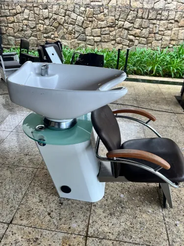 Vendo Cadeiras e Lavatório para Salão de Beleza