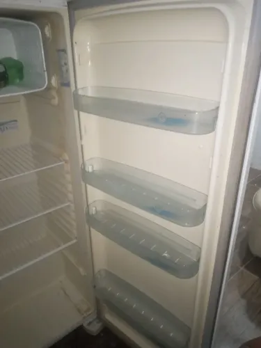 Geladeira bom estado funciona beleza gas otimo gela muito