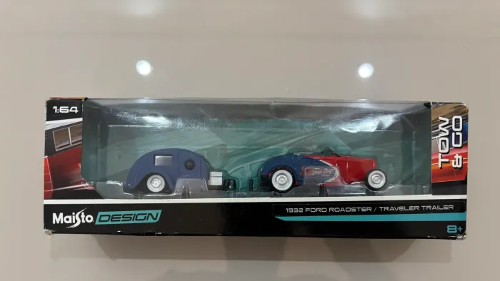 MAISTO 1932 Ford Roadster Traveller Trailer