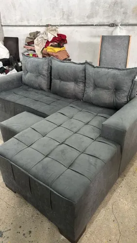 Vendo sofá 3 lugares acompanha um puff sofá reforçado pés cantoneira
