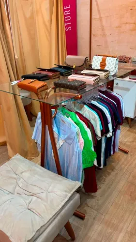Mesa de vidro com cabideiro