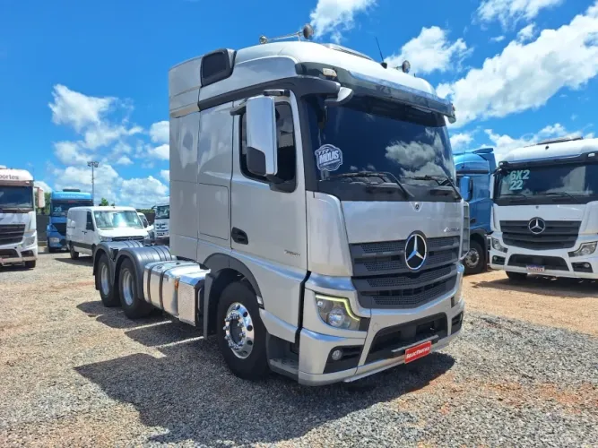 MB Actros 2651S ano 22/22 Prata com geladeira