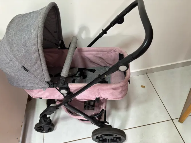 Carrinho de bebê rosa