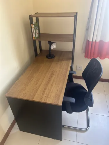 Vendo escrivaninha e estante com cadeira de escritório