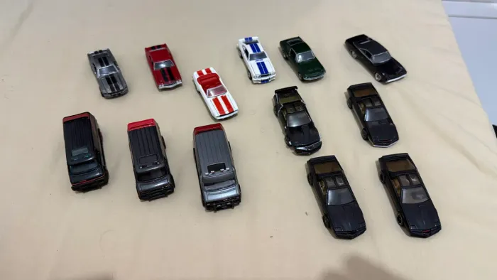 Lote miniaturas 1:64 retrô hot wheels e Greenlight 