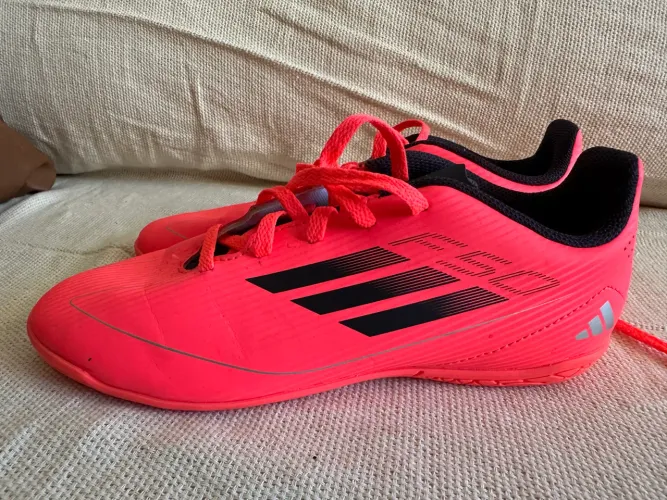 Chuteira futsal adidas rosa número 35/36 com caneleira e meião 