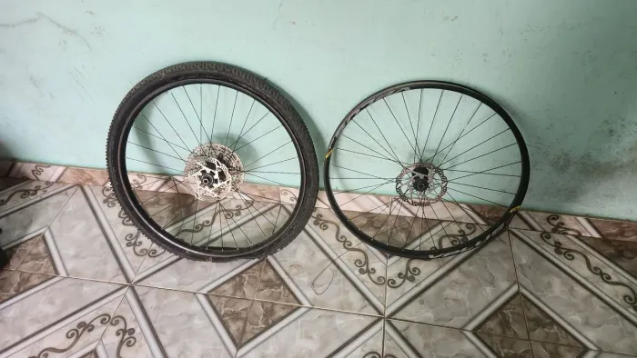Vendo aro 29 de bike tubeless eixo passante com catraca 12v cubo shimano