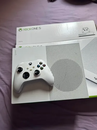 Vendo xbox one s, 1 controle, valo 1600
