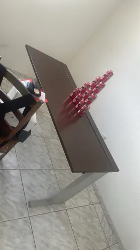 VENDE-SE MESA DE ESTUDOS / SEMI NOVA / MESA BOA / VALOR: 300 / MAS POSSO FAZER POR 250