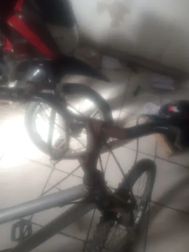 A bicicleta semi nova da andar nela tá botando os pneu