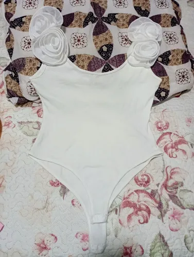Body branco flor organza