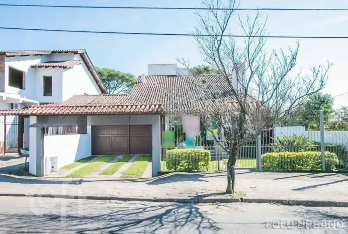 Casa à venda em Vila Nova com 255 m², 4 quartos, 1 suíte, 4 vagas