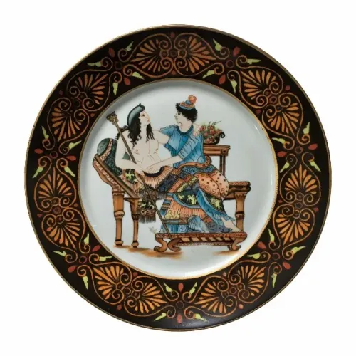 Prato em porcelana, com pintura representando casal em cena de inspiração clássica
