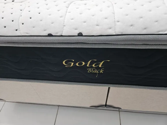 Cama Box Quenn com 2 meses de uso Gold Black.