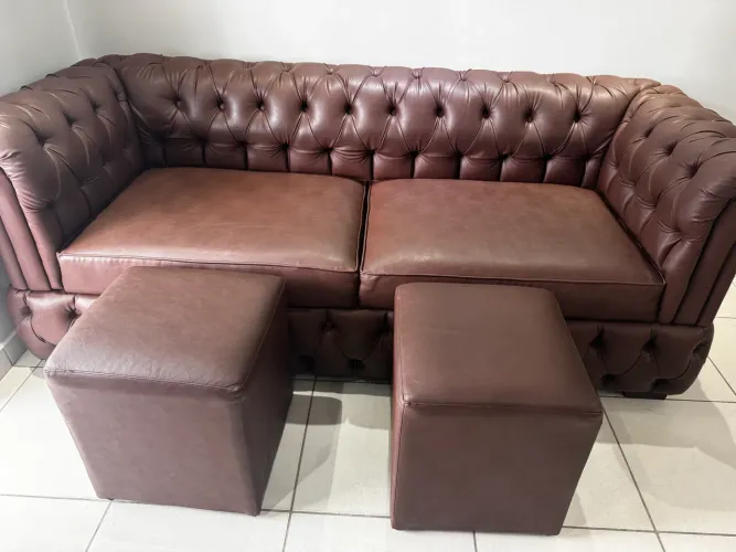 Sofá chesterfield marrom em durango + 2 puffs