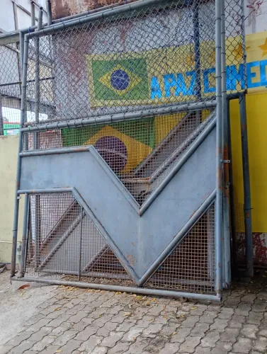 Vende-se 4 portões de ferro e galvanizados