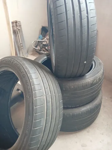 Vende-se 4 pneus (235/45 R18)