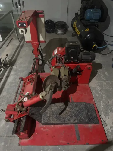 MÁQUINA DE DESCOLAR PNEU DE CAMINHÃO 