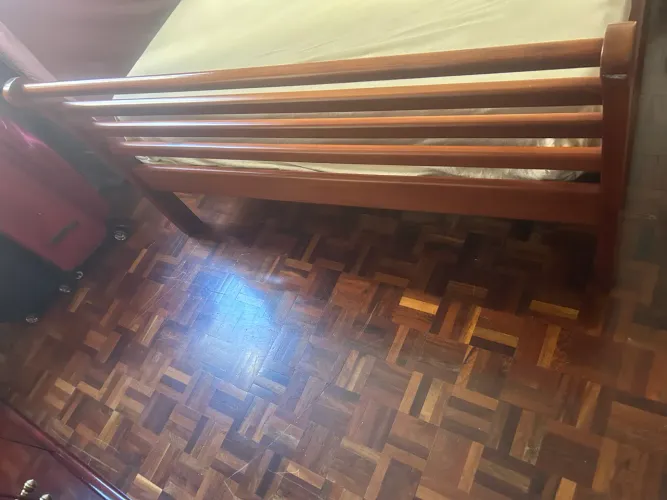 Cama de casal em madeira