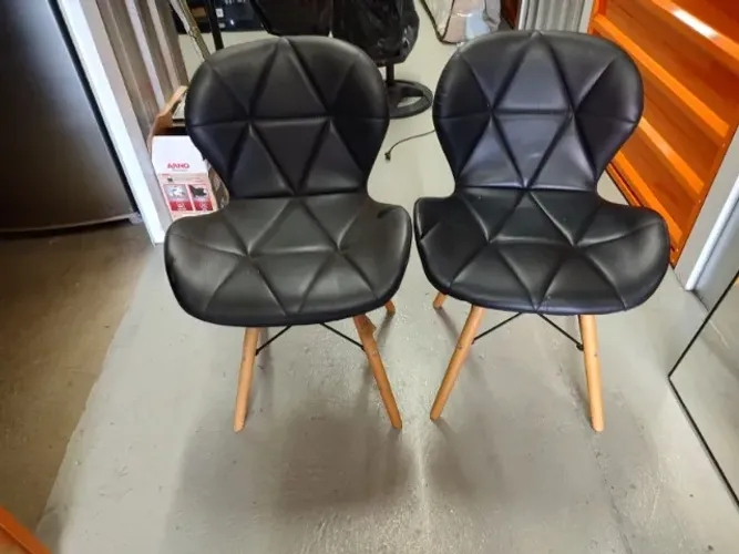 Duas Cadeiras estofadas tipo Eames Eiffel preta