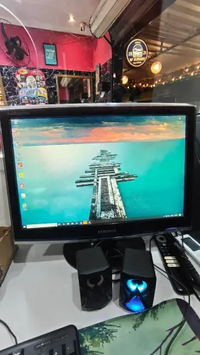 Monitor Samsung SyncMaster T190 com manchas brancas na tela
