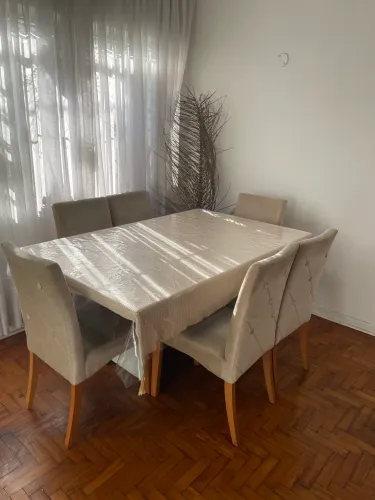 Vende-se Mesa de Jantar 6 lugares + Cadeiras