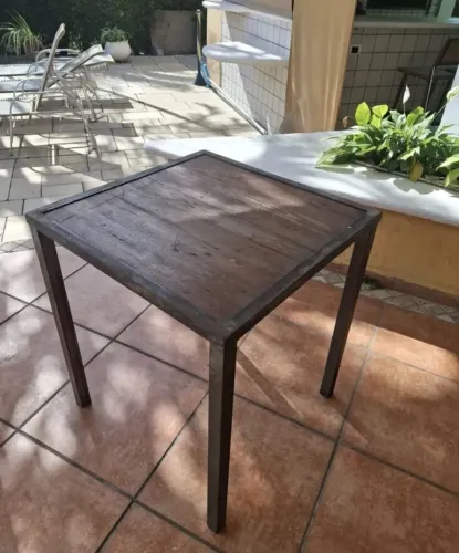 Mesa de madeira com acabamento em aço caborno