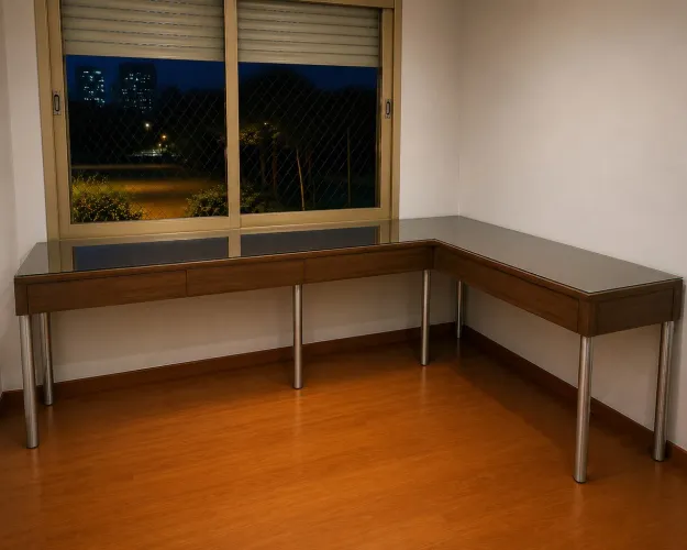 ?2 Bancada Expositora/mesa/escrivaninha em L com tampo de vidro 2,10m x 2,10m ?