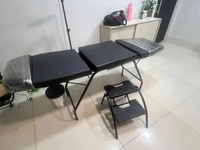 Maca de estética e escada auxiliar