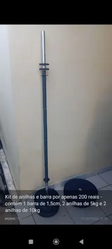 Kit com barra de 1,5cm e 1 par de anilhas de 10kg e 1 par de anilhas de 5kg revestidos EVA
